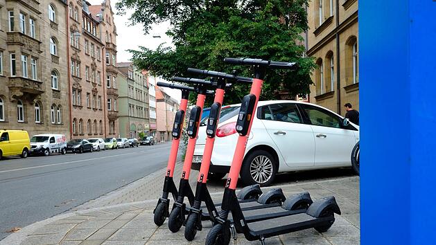 So sehen die neuen E-Roller in N&uuml;rnberg aus. Die Meinungen zu dem Fortbewegungsmittel gehen stark auseinander. Foto: Nikolas Pelke