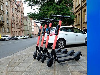So sehen die neuen E-Roller in Nürnberg aus. Die Meinungen zu dem Fortbewegungsmittel gehen stark auseinander. Foto: Nikolas Pelke