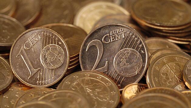 Eine 1-Cent-M&uuml;nze aus Italien ist f&uuml;r 6 000 Euro versteigert worden. Einige Exemplare der Fehlpr&auml;gung sollen noch in Umlauf sein. Symbolfoto: Boris Roessler dpa/lhe