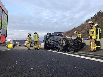 Auf der Rhönautobahn verunglückte ein 71-Jähriger.  Foto: Feuerwehr