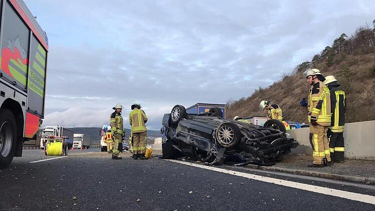 Auf der Rhönautobahn verunglückte ein 71-Jähriger.  Foto: Feuerwehr