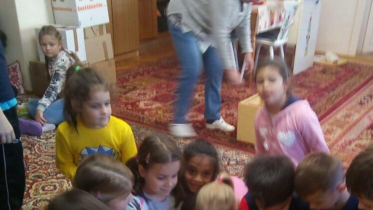 Die rumänischen Kinder freuen sich über die Spielsachen.Hans Krambo
