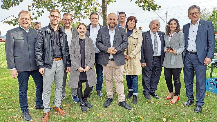 Erstmals als Bundestagsabgeordneter sprach Jonas Geissler (Mitte) bei der Feierstunde der Küpser CSU-Ortsverbände in Johannisthal.