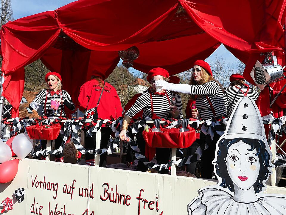 Buntes Faschingstreiben lockte tausende Besucher an.