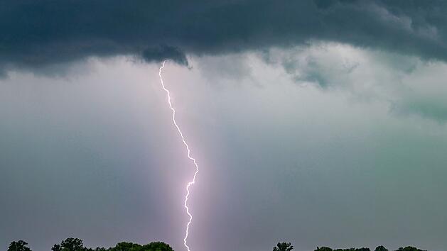DWD warnt vor starkem Gewitter: Vorsicht vor Blitzschlag, Hagel und Aquaplaning