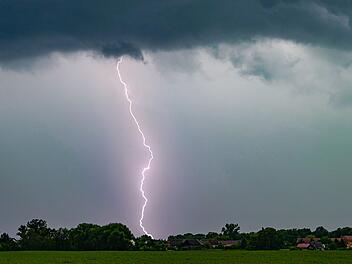 DWD warnt vor starkem Gewitter: Vorsicht vor Blitzschlag, Hagel und Aquaplaning