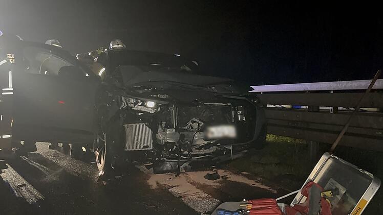 Unfall mit drei Autos: Mindestens eine Person verletzt