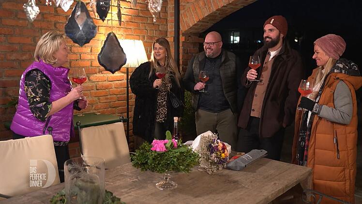 Der Empfang im mondänen Gartenhaus kommt bei Armina, Christian, Armin und Birgit gut an.