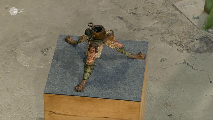 Ein alter Christbaumständer stammte laut Annika Raßbach vermutlich aus den Alexanderwerken in Remscheid. Für den zwischen 1890 und 1910 entstandenen Gusseisenständer wurden 80 Euro gewünscht, die Expertin taxierte 130 bis 160 Euro und am Ende zahlte Wolfgang Pauritsch sogar 270 Euro und freute sich über: "Drei Engel für Wolfgang."