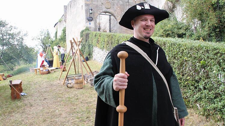 Der Organisator der Burgbelebung gibt sich als bescheidener Pilger: Michael Ratmann.