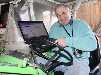 So kannte ihn jeder: Hobby-Journalist und -landwirt Hans Fürst. Am Sonntag früh ist der 76-jährige Azendorfer völlig überraschend gestorben. Foto: BR/Archiv