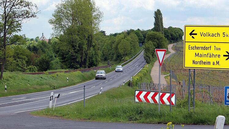 Die Staatsstraße 2260 wird in den nächsten fünf Wochen von der Abzweigung nach Escherndorf bis zur Ortseinfahrt von Volkach-Astheim mit einem neuen Asphaltaufbau versehen.  Foto: Pfannes