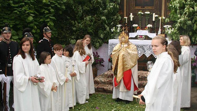 Pater Jan Poja trug das Allerheiligste.