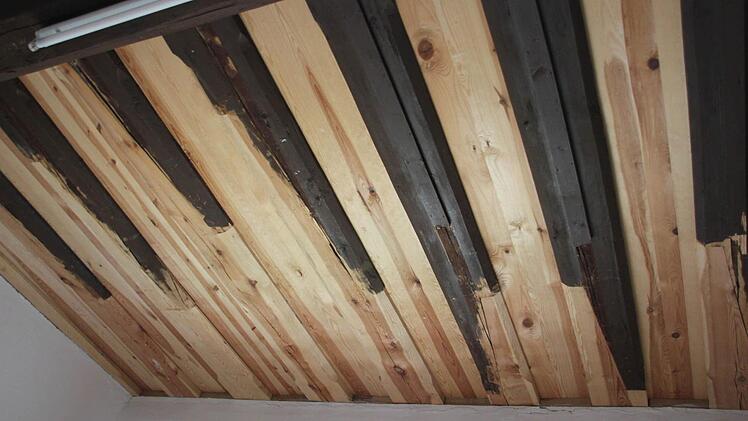 Die maroden Teile der Deckenbalken wurden ersetzt, die neuen Balkenteile (helles Holz) mit dem noch guten Bestand (dunkles Holz) fachmännisch verzahnt.