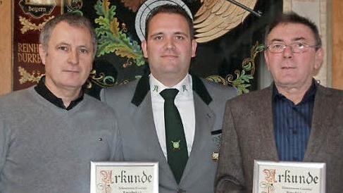 Die "Vierziger" von links: Reinhard Dürrbeck, Vorsitzender Martin Trautner und Richard Geiger  Foto: Erlwein