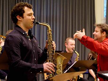 Alt-Saxophonist Nino Wenger mit einem Solo, im Hintergrund dirigierte Prof. Steffen Schorn unter vollem Körpereinsatz. Fotos: Gerd Schaar