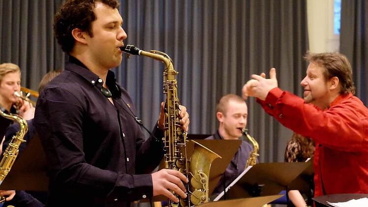 Alt-Saxophonist Nino Wenger mit einem Solo, im Hintergrund dirigierte Prof. Steffen Schorn unter vollem Körpereinsatz. Fotos: Gerd Schaar