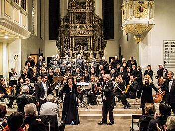 Begeisterten Beifall gab es am Ende für die Aufführung von Rossinis "Stabat Mater" in der Coburger Morizkirche.Foto: Jochen Berger