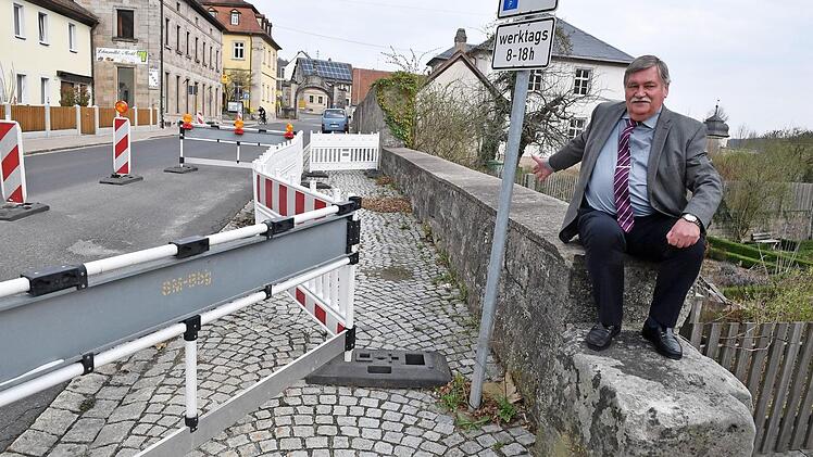 Wer will sie haben? Bürgermeister Max-Dieter Schneider hätte den gemeindlichen Teil der Klostermauer gerne los.  Fotos: Ronald Rinklef