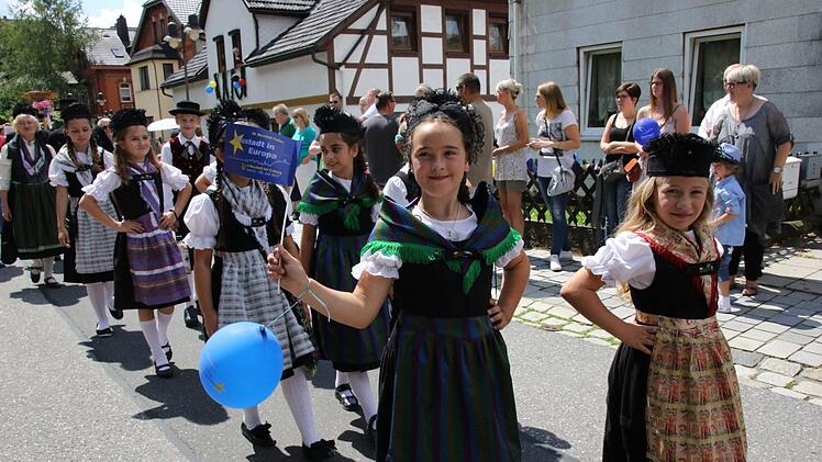 Kinder aus Neustadt bei Coburg in Tracht Foto: Michael Stelzner
