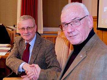 Karlheinz Franz (rechts) war sich mit Bürgermeister Gotthard Schlereth einig: "Der Kontakt der Gebietsverkehrswacht mit den Kommunen ist wichtig."  Foto: Gerd Schaar