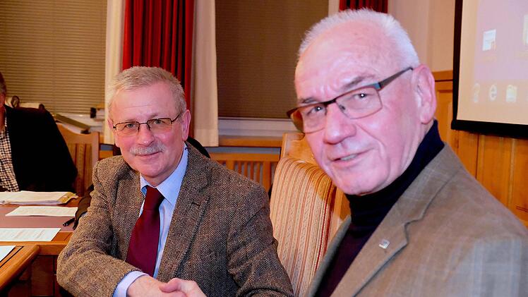 Karlheinz Franz (rechts) war sich mit Bürgermeister Gotthard Schlereth einig: "Der Kontakt der Gebietsverkehrswacht mit den Kommunen ist wichtig."  Foto: Gerd Schaar