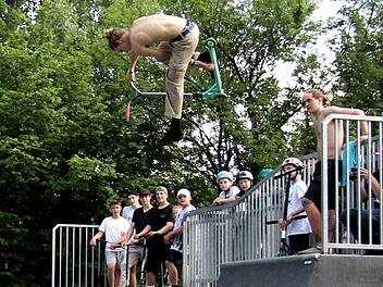 Auch bei meterhohen Sprüngen verlieren die Profis nicht die Orientierung.   Foto: Richard Sänger
