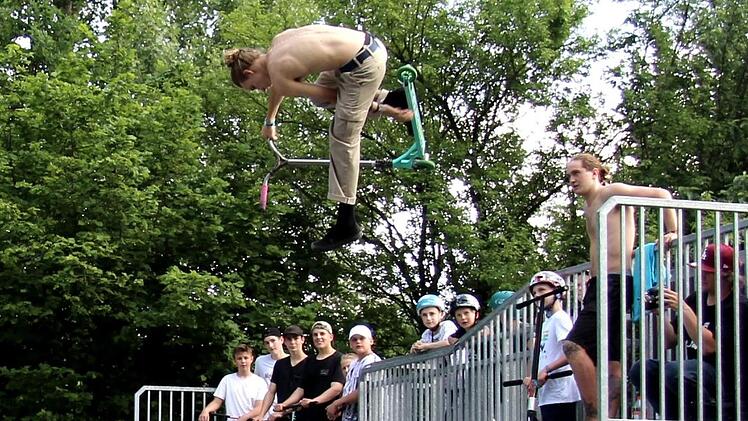 Auch bei meterhohen Sprüngen verlieren die Profis nicht die Orientierung.   Foto: Richard Sänger