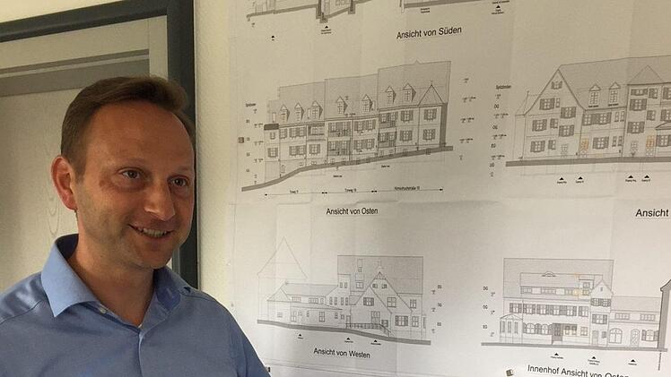 Bürgermeister Bosch zeigt, was alles geplant ist. Foto: Jürgen Gärtner