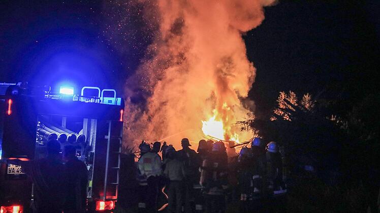 n Großaufgebot von Feuerwehrleuten war rückte in der Nacht auf Freitag nach Walsdorf aus. Foto: NEWS5 / Merzbach