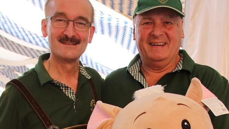 Promi-Armbrustschießen beim Coburger Vogelschießen - hier Oberschützenmeister Hans-Herbert Hartan (links) mit Sieger Hans-Joachim PfadenhauerOliver Schmidt
