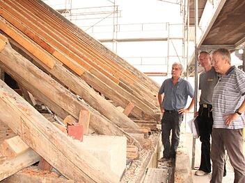 Architekt Christian Teichmann, Zimmerermeister Michael Weigand und Architekt Ralf Alsheimer beraten, wie sie den alten Dachstuhl konservieren können, ohne den Kostenrahmen zu sprengen.Heike Beudert