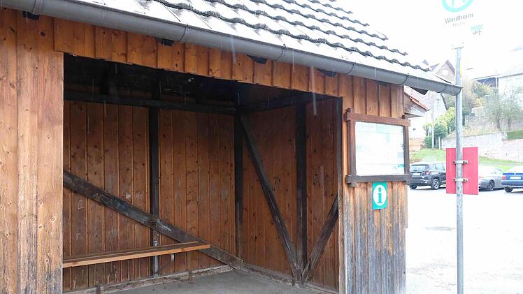 Ein dickes Lob erhielt die Gemeinde Wartmannsroth für die neue Sitzbank im Windheimer Buswartehäuschen.