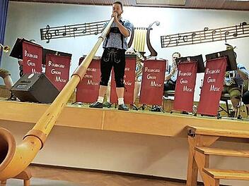 Die "Bochbicher Gaudi-Musik" mit Dominik Schirmer als "Alphorn-Casanova" Foto: Heike Schülein