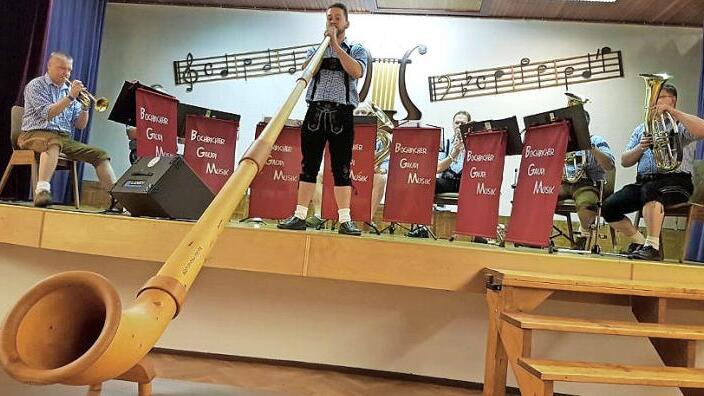 Die "Bochbicher Gaudi-Musik" mit Dominik Schirmer als "Alphorn-Casanova" Foto: Heike Schülein