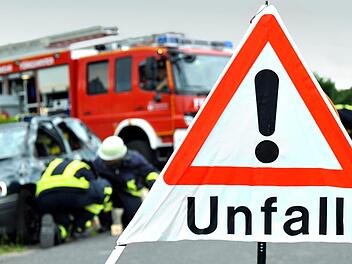 Bei einem schweren Unfall in Grafenreuth erlitt eine Autofahrerin lebensgef&auml;hrliche Verletzungen. Symbolfoto: Stefan K&ouml;rber/Adobe Stock