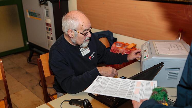 Anmeldung Bei Elmar Ruß vom Bayerischen Roten Kreuz  muss unser Reporter seinen Personalausweis vorlegen. Dafür erhält er die  Anmeldeunterlagen.   Ein bisschen Respekt vor dem was kommt, hat unser Erstspender  schon. Foto: Matthias Hoch