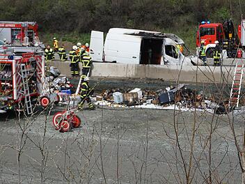 In der Engstelle der A9-Baustelle zwischen Himmelkron und Marktschorgast geriet ein Kleintransporter in Brand. Die Autobahn musste für mehrere Stunden gesperrt werden.