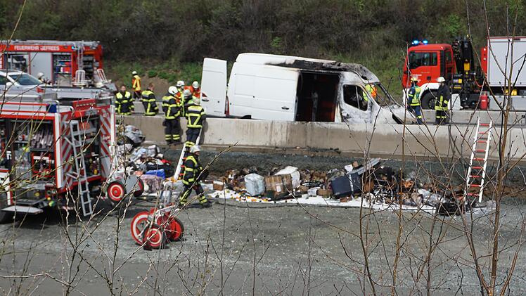 In der Engstelle der A9-Baustelle zwischen Himmelkron und Marktschorgast geriet ein Kleintransporter in Brand. Die Autobahn musste für mehrere Stunden gesperrt werden.