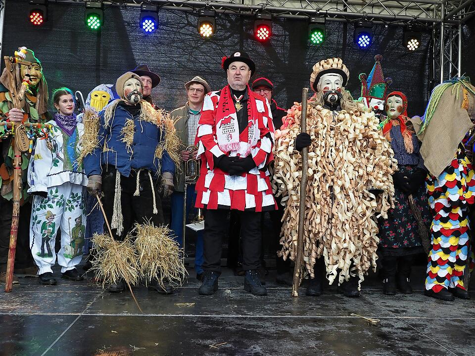 Tausende Besucher beim traditionellen Maskenumzug