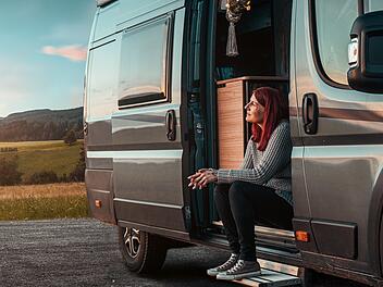 Frau mit Camper Van in der Natur  Camping, Campen, Wohnmobil, Wohnwagen, Urlaub, Caravan, Gas, Gaskartusche, Flasche