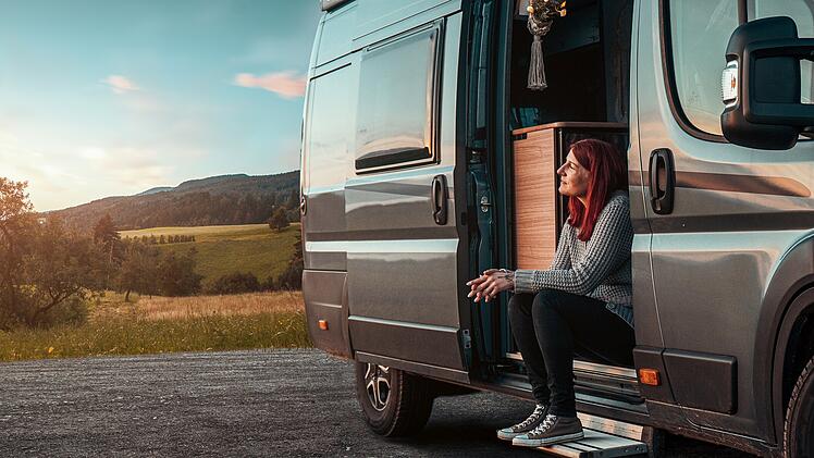 Frau mit Camper Van in der Natur  Camping, Campen, Wohnmobil, Wohnwagen, Urlaub, Caravan, Gas, Gaskartusche, Flasche
