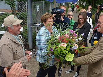 Beifall für einen Zufall: Alois und Maria Kohnle aus Unterschneidheim durchschritten die Drehkreuze zum Erba-Gelände um 13,24 Uhr.  Foto:  Ronald Rinklef