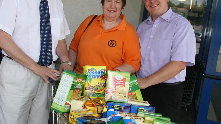 Der Past Päsident des Lions-Clubs Bayreuth-Kulmbach, Jörg Naumann (links) und 15 Mitglieder der Lions Clubs Bayreuth-Kulmbach und Kulmbach-Plassenburg sowie der Jugendorganisation der Lions - den Leos - bitten darum, ein bisschen mehr zu kaufen für die Tafel.