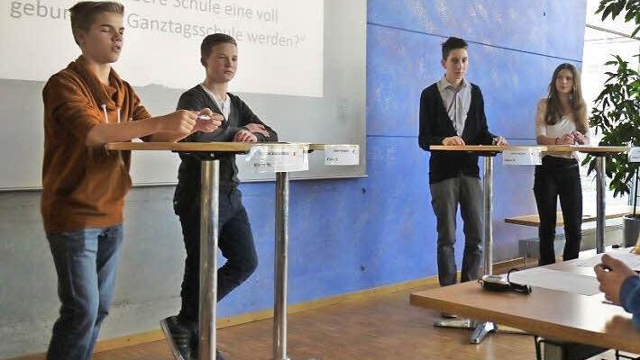 Die Glocke des Zeitmessers begrenzt die Redebeiträge der debattierenden Gymnasiasten.  Foto: Pauline Lindner
