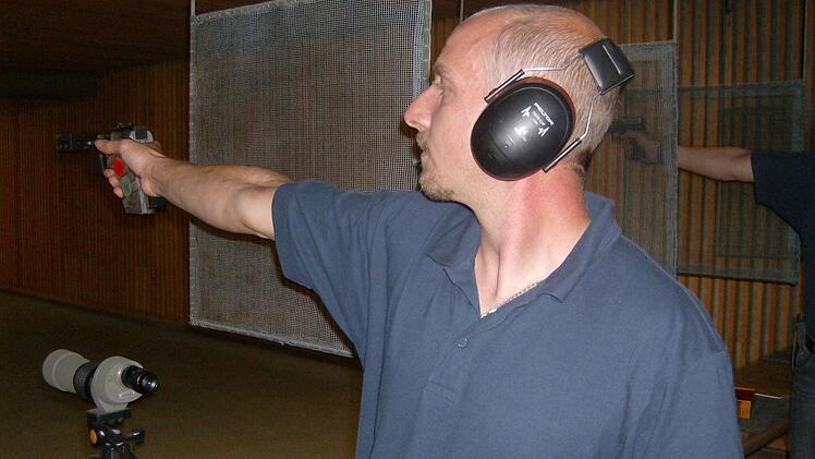 Manfred Hübner mit der kleinkalibrigen Pistole, sie wird mit nur einer Hand geschossen. Foto: Petra Malbrich