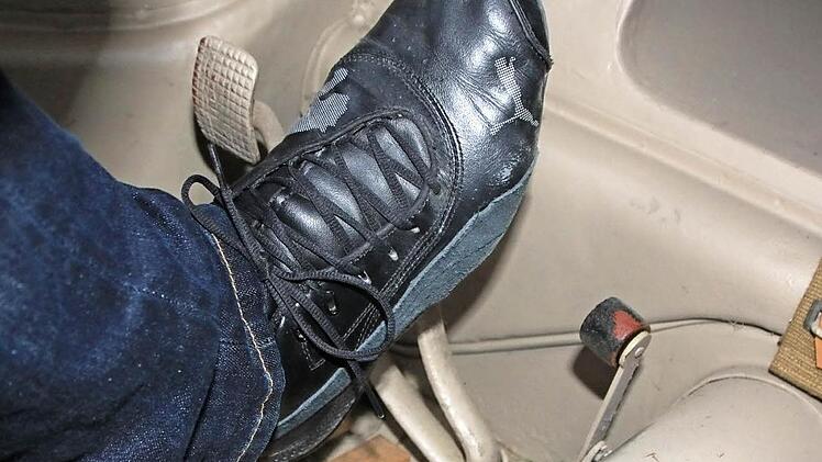 Die Pedale des Kübels: Das Bedienen erfordert vom Kraftfahrer eine gewisse Geschicklichkeit, denn das nicht synchronisierte Getriebe möchte mit Zwischengas gepäppelt werden. Fotos: Matthias Einwag