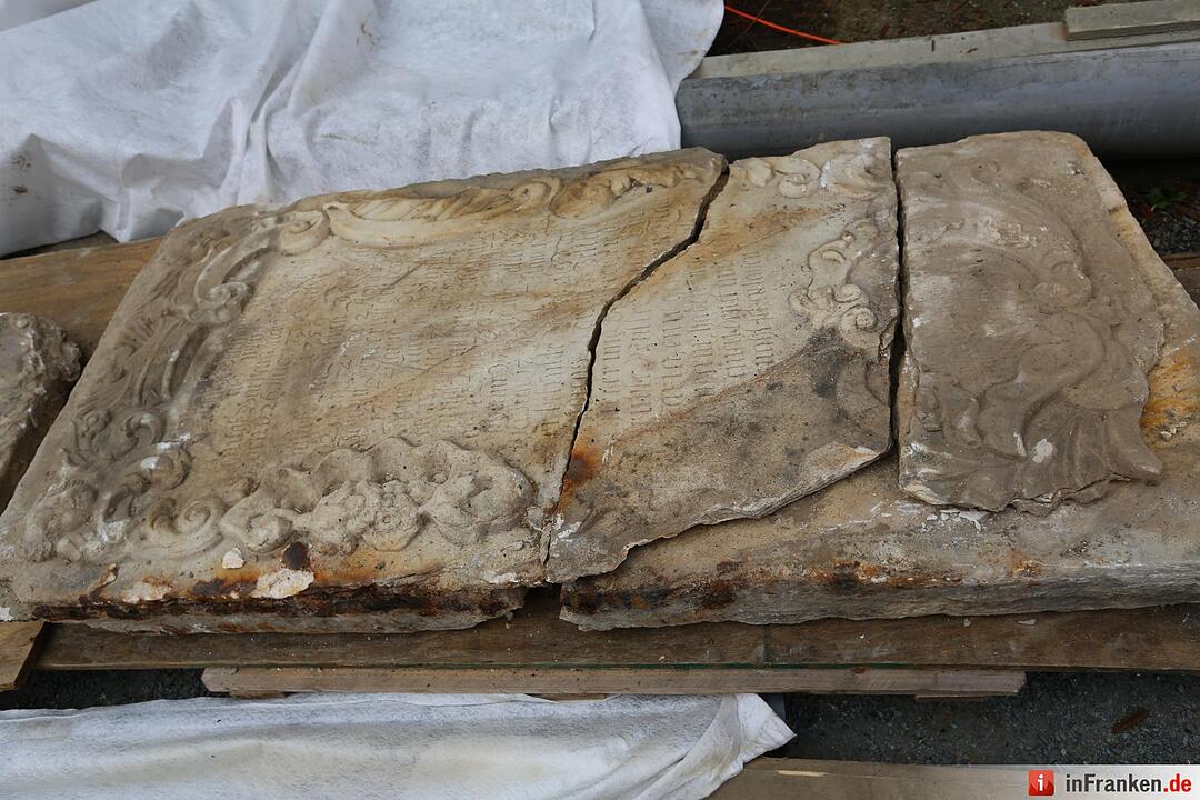 Historischer Fund in der Hofer Fabrikzeile: Bauarbeiter haben alte Grabsteine entdeckt