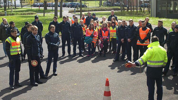 30 Schülerinnen nutzten den Girls-Day zu Schnupperstunden beim Aus- und Fortbildungszentrum der Bundespolizei in Oerlenbach. Foto: Stefan Geiger