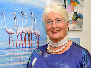 Die Flamingos hat Sieglinde Gottschalk-Vahldieck direkt vor in ihrer Haustüre in der zweiten Heimat Florida, wo sie die Wintermonate verbringt. Zur Zeit stellt die Kissinger Künstlerin alte und neue Werke noch bis zum 11. September im Foyer des Rossinisaales aus.  Foto: Peter Rauch